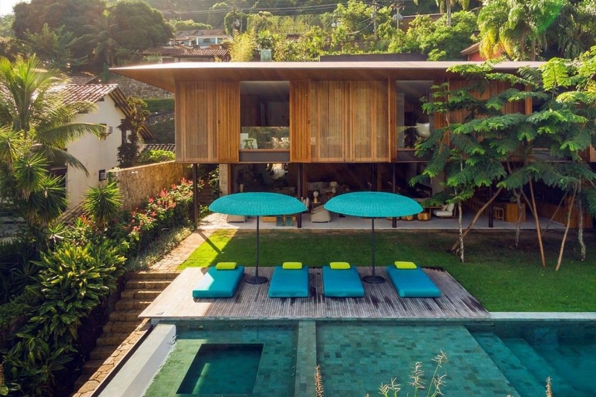 Một thiết kế biệt thự Tropical cân bằng phải vừa thông thoáng, vừa có lớp đệm để đảm bảo sự riêng tư cho từng thành viên