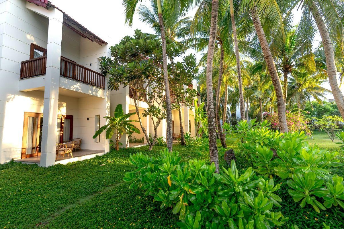 Biệt thự phong cách Tropical hướng đến cảm giác như sống trong một resort ven biển, nơi gió, ánh sáng và cây xanh trở thành trải nghiệm hằng ngày 