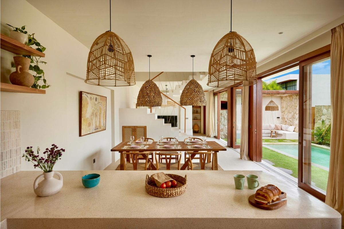 Các vật liệu thô mộc như mây tre đan giúp không gian "thở" tự nhiên và tạo điểm nhấn đặc sắc cho biệt thự phong cách Tropical (Ảnh: Sưu tầm)