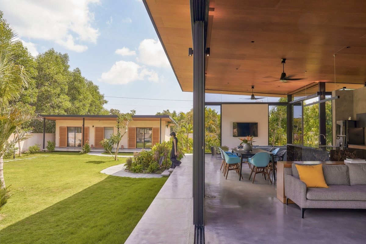 Biệt thự Tropical mở rộng không gian sống ra bên ngoài thay vì xây tường bao kín (Ảnh: Sưu tầm)