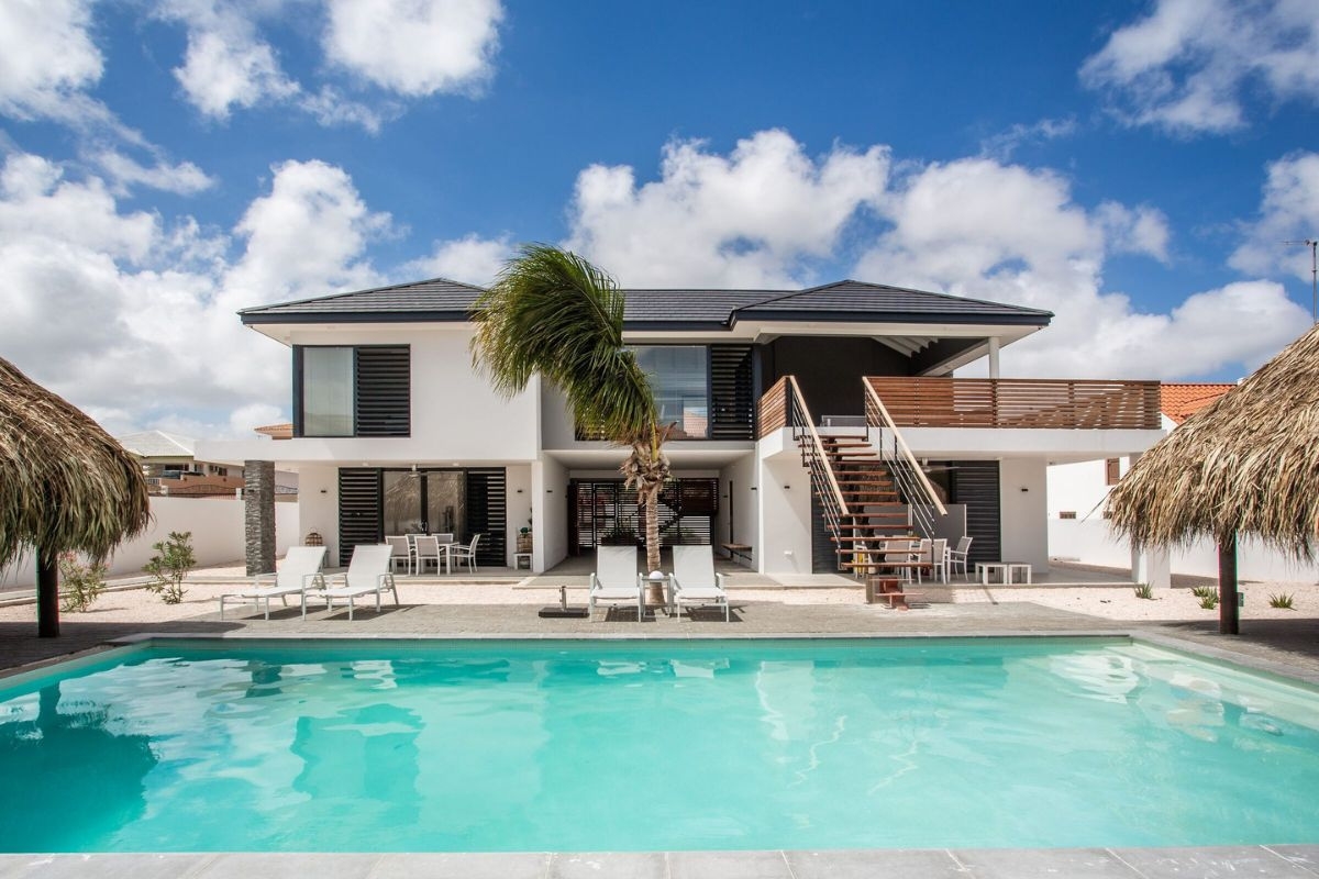 Mái hiên sâu, hệ thống cửa hướng gió hay sân vườn đệm nhiệt là giải pháp chức năng thiết yếu giúp không gian sống thoải mái quanh năm cho biệt thự phong cách Tropical (Ảnh: Sưu tầm)