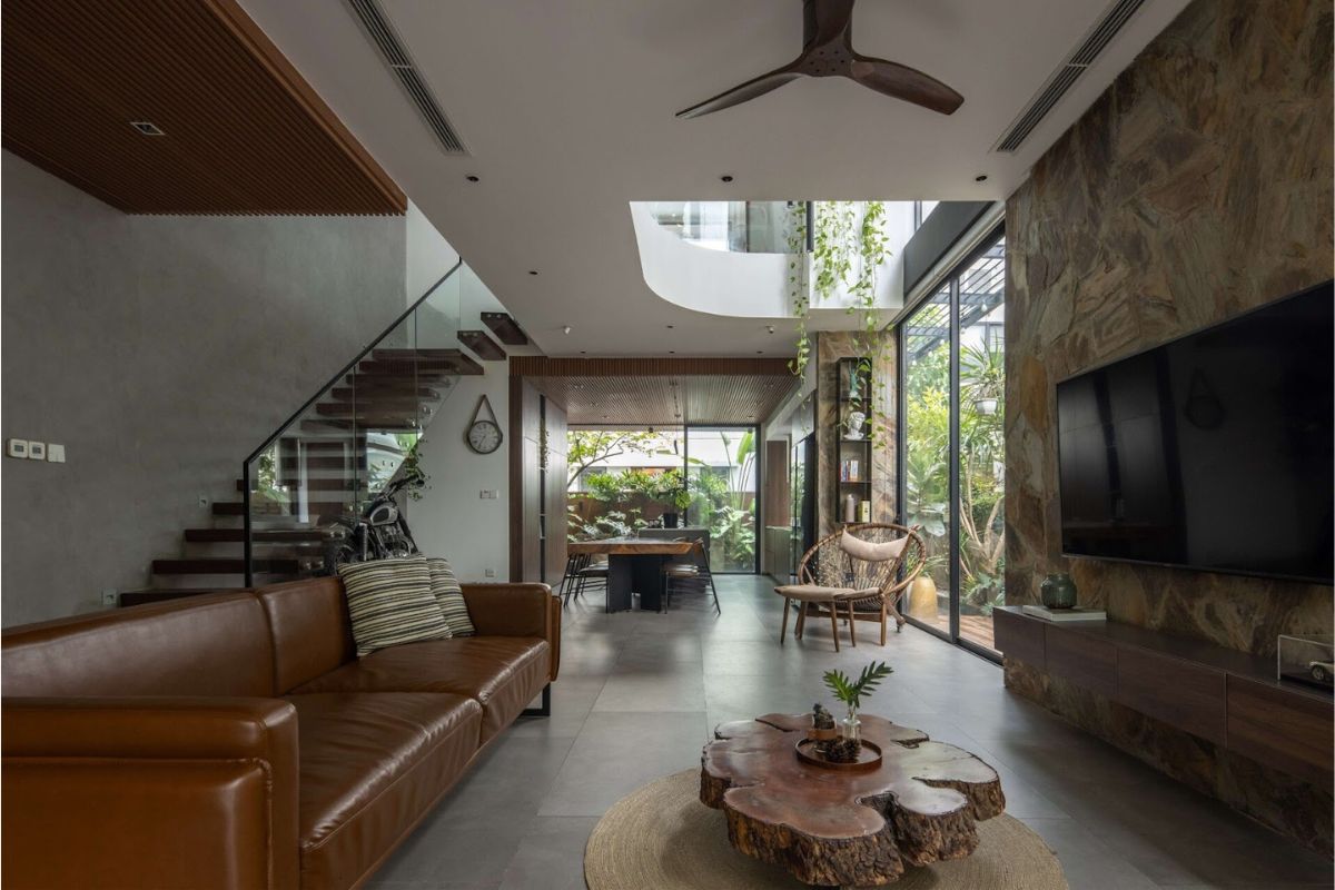 Giếng trời và kết nối trong – ngoài chính là hai vũ khí mạnh nhất khi triển khai phong cách Tropical trong nội thất cho nhà phố tại Việt Nam (Ảnh: Sưu tầm)