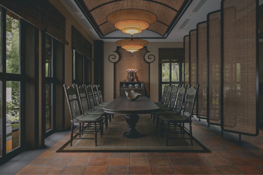 Với chất liệu gạch nung, gỗ thô mộc và ánh đèn vàng ấm, phong cách Indochine gợi lên ký ức văn hóa sâu thẳm trong một không gian sống hiện đại và tinh tế