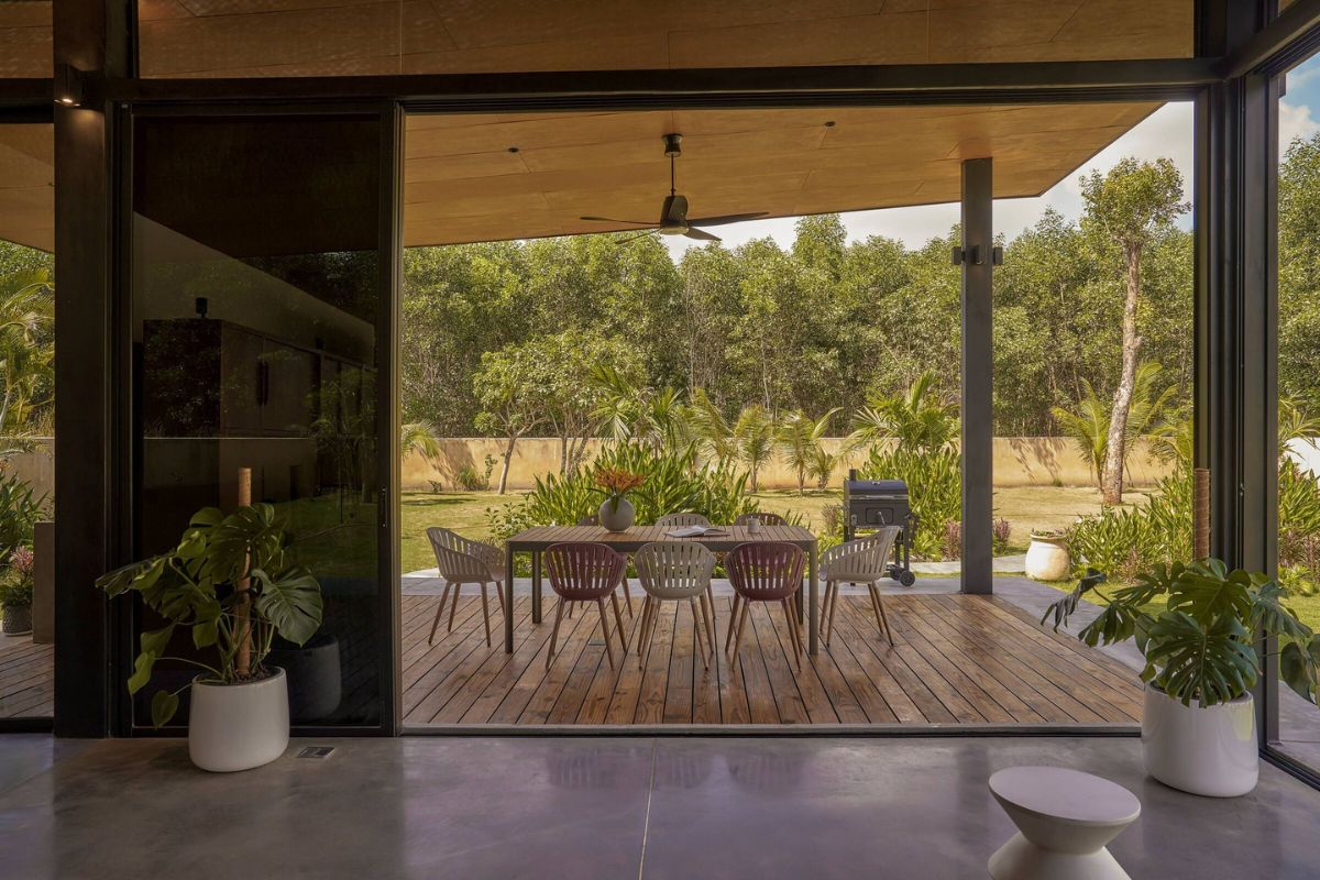 Ranh giới giữa trong và ngoài trong biệt thự Tropical không nên là một bức tường đặc mà là một lớp vật liệu biết "lọc", để ánh sáng, gió và cảnh quan xuyên suốt theo mức độ mong muốn
