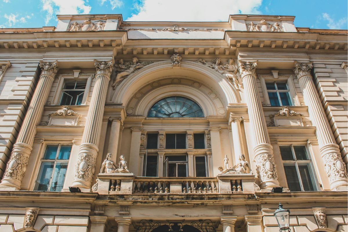 Hệ cột Doric, Ionic, Corinthian kết hợp phào chỉ chạm khắc tinh xảo chính là “linh hồn” tạo nên nhịp điệu kiến trúc và vẻ đẹp uy nghi của biệt thự cổ điển châu Âu (Ảnh: Sưu tầm)
