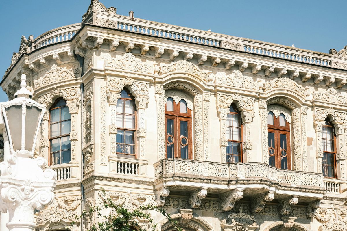 Hoa văn điêu khắc tỉ mỉ kết hợp phào chỉ tinh xảo tạo nên dấu ấn nghệ thuật đặc trưng, giúp biệt thự cổ điển toát lên vẻ đẹp sang trọng và đẳng cấp vượt thời gian (Ảnh: Sưu tầm)