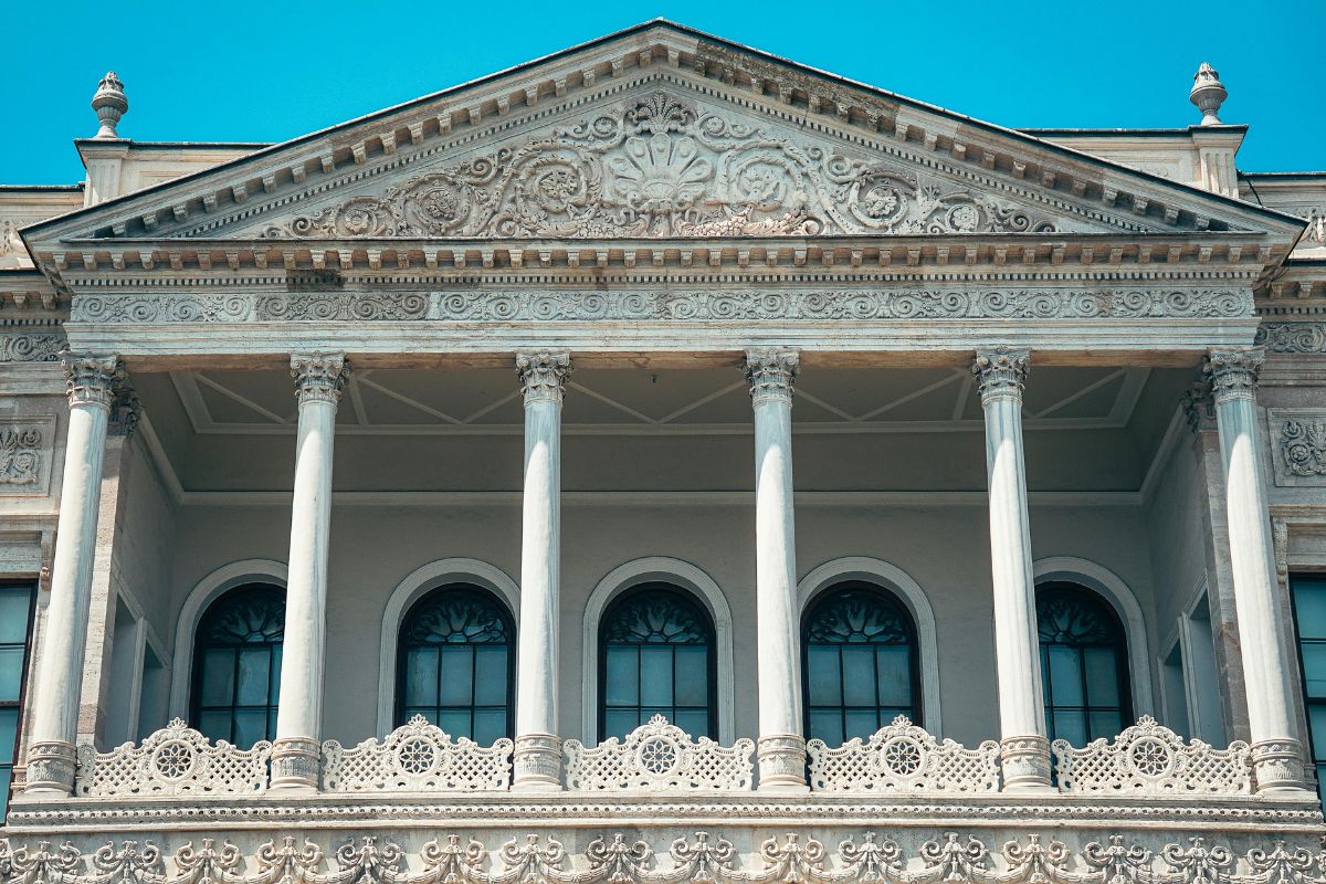 Phào chỉ, phù điêu và vòm cửa là “linh hồn” của kiến trúc cổ điển (Ảnh: Sưu tầm)