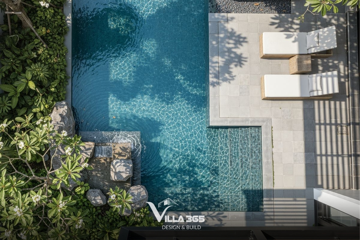 Hồ bơi kết hợp thác nước đá tự nhiên tạo nên lớp đệm vi khí hậu, cân bằng độ ẩm hiệu quả