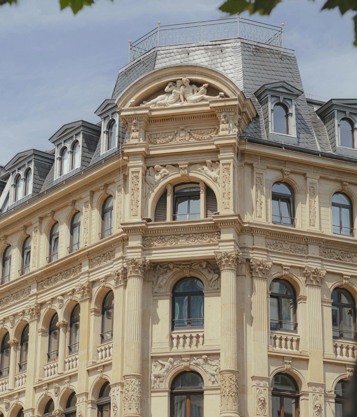 Mái Mansard là dấu ấn đặc trưng của biệt thự cổ điển châu Âu (Ảnh: Sưu tầm)