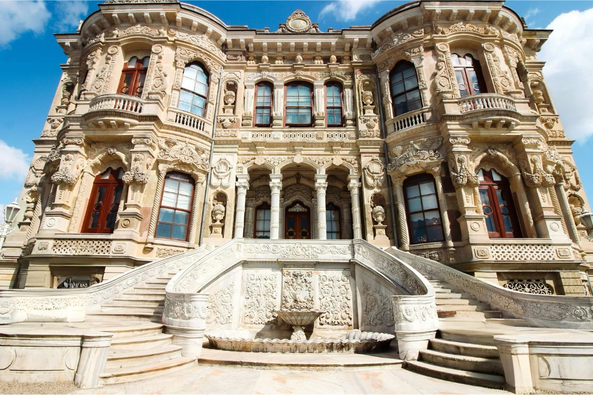 Màu sắc tinh tế giúp tôn lên chi tiết và nâng cao giá trị thẩm mỹ của biệt thự cổ điển châu Âu (Ảnh: Sưu tầm)