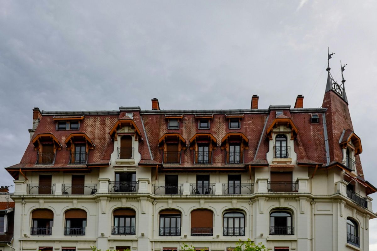 Mái Mansard yêu cầu kỹ thuật thi công khắt khe nhưng đổi lại là giá trị thẩm mỹ và độ bền lâu dài cho công trình (Ảnh: Sưu tầm)