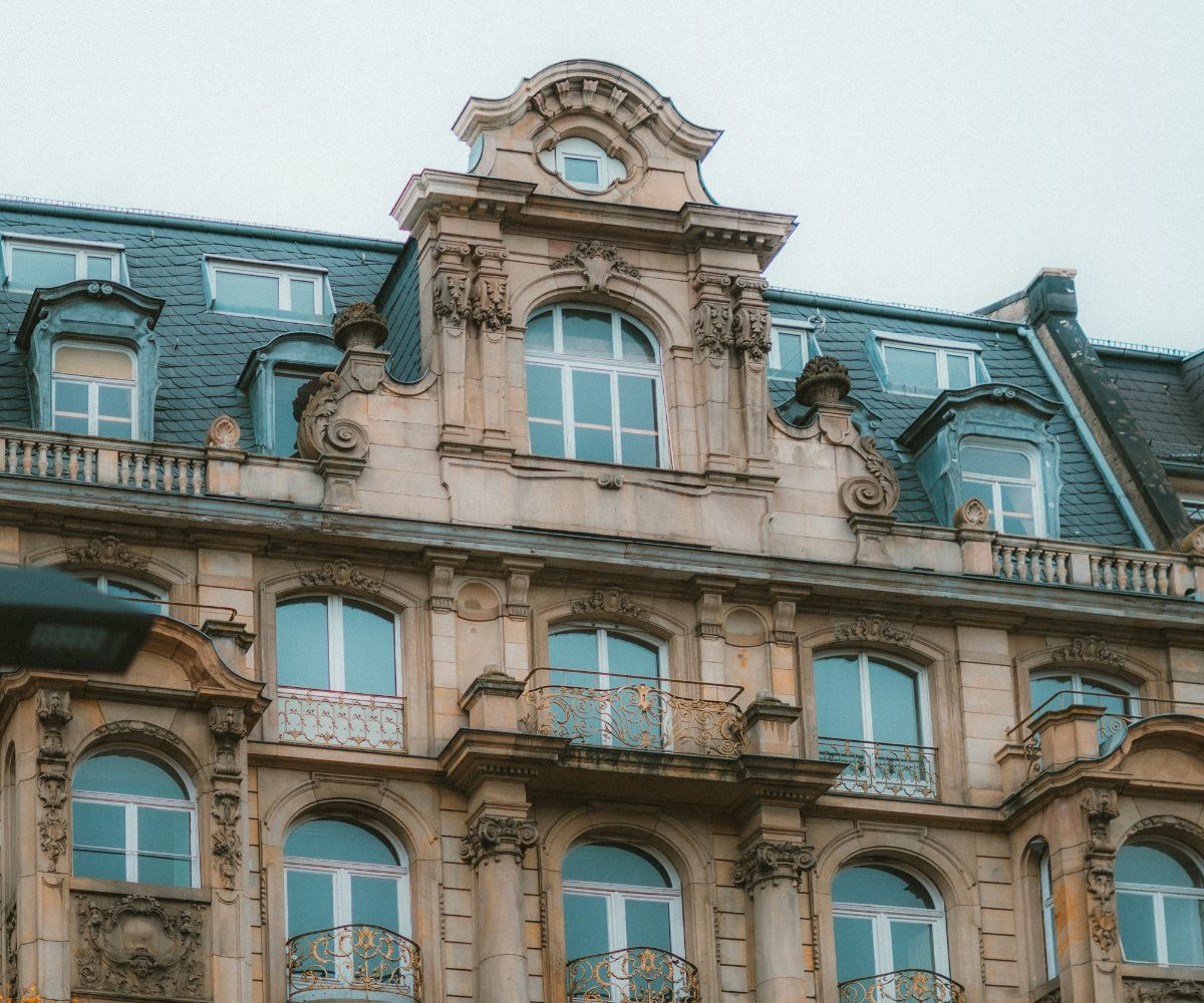 Thi công mái Mansard đúng kỹ thuật giúp công trình đạt độ bền cao và hạn chế tối đa tình trạng thấm dột (Ảnh: Sưu tầm)