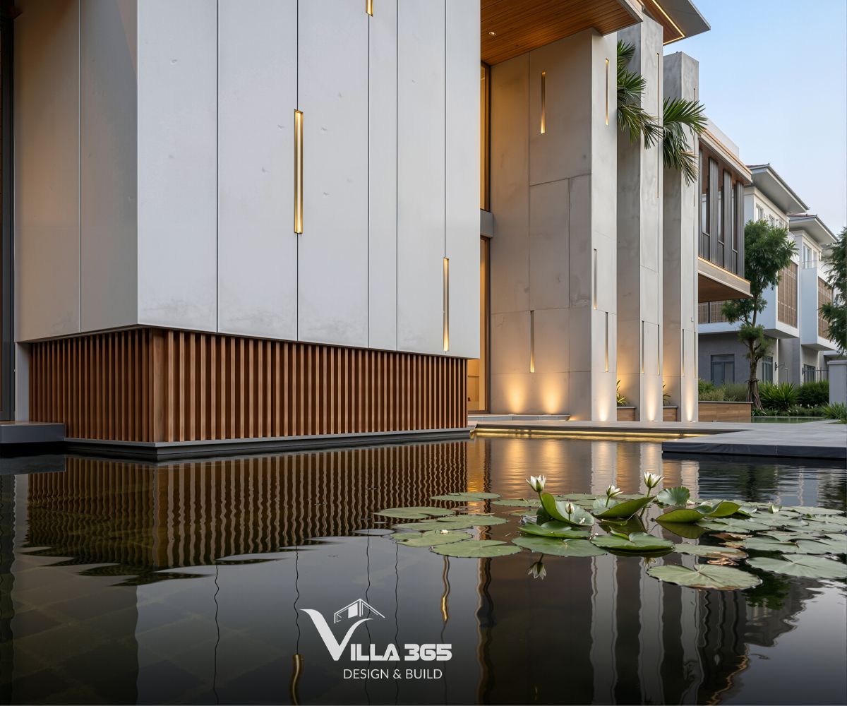 Một góc hồ có trồng các khóm hoa súng, mang hơi thở truyền thống vào không gian đương đại