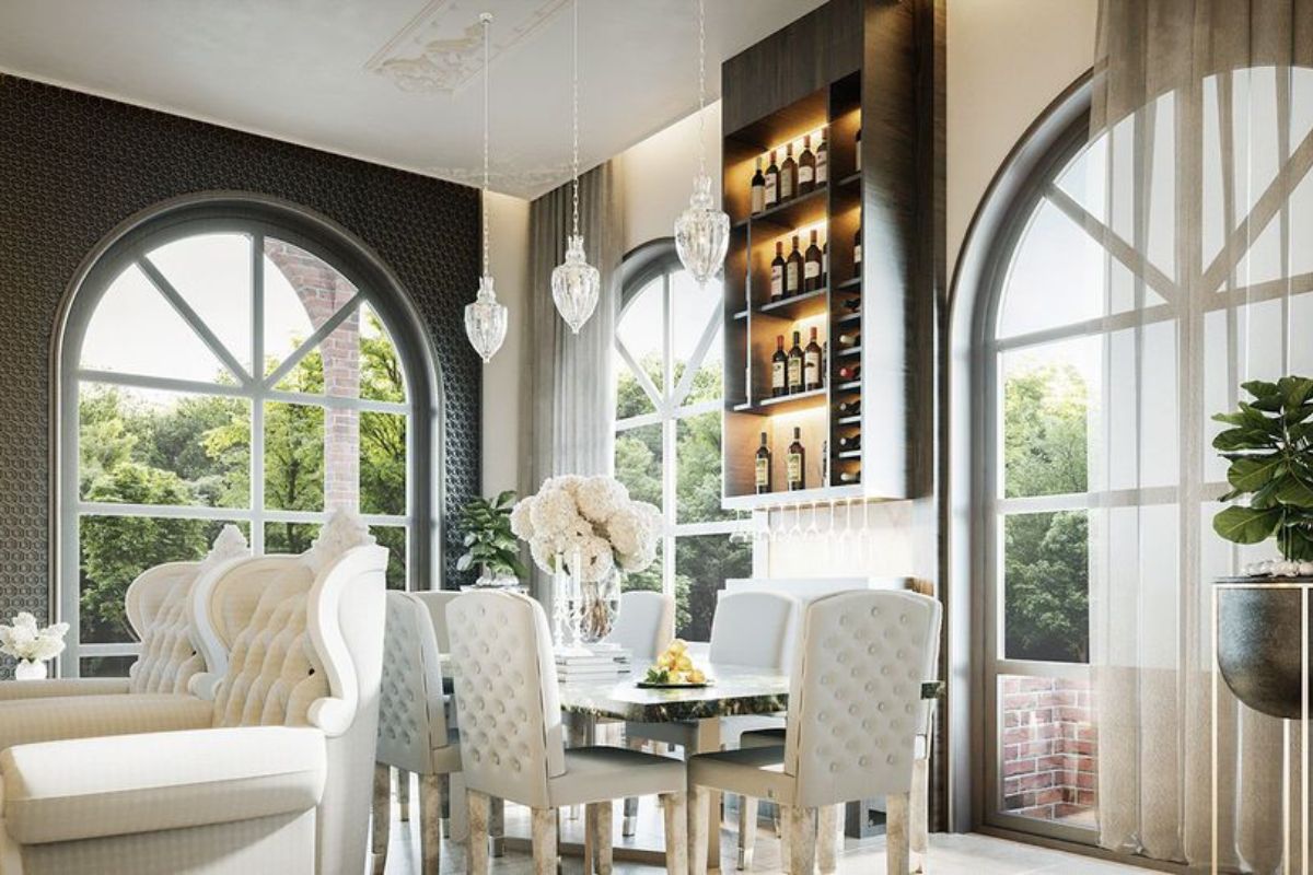 Biệt thự cổ điển sang trọng phong cách Pháp gây ấn tượng bởi hệ cửa vòm lớn và phào chỉ mềm mại tinh tế (Ảnh: Sưu tầm)