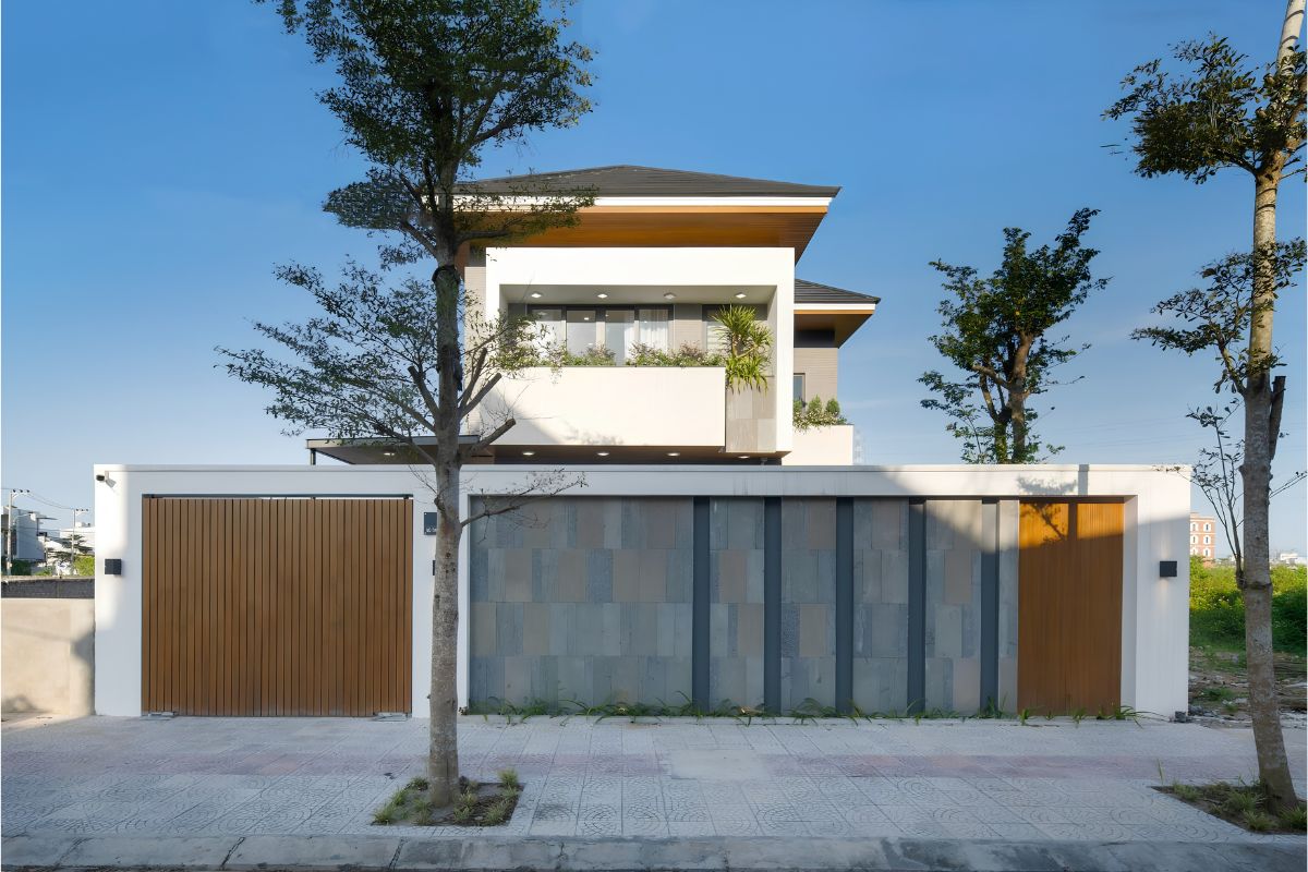 Mẫu biệt thự 2 tầng mặt tiền 12m đẹp nhất 2026 & báo giá trọn gói 9 Hình khối mạnh mẽ giúp công trình tạo dấu ấn riêng ngay từ mặt tiền (Ảnh: Sưu tầm)