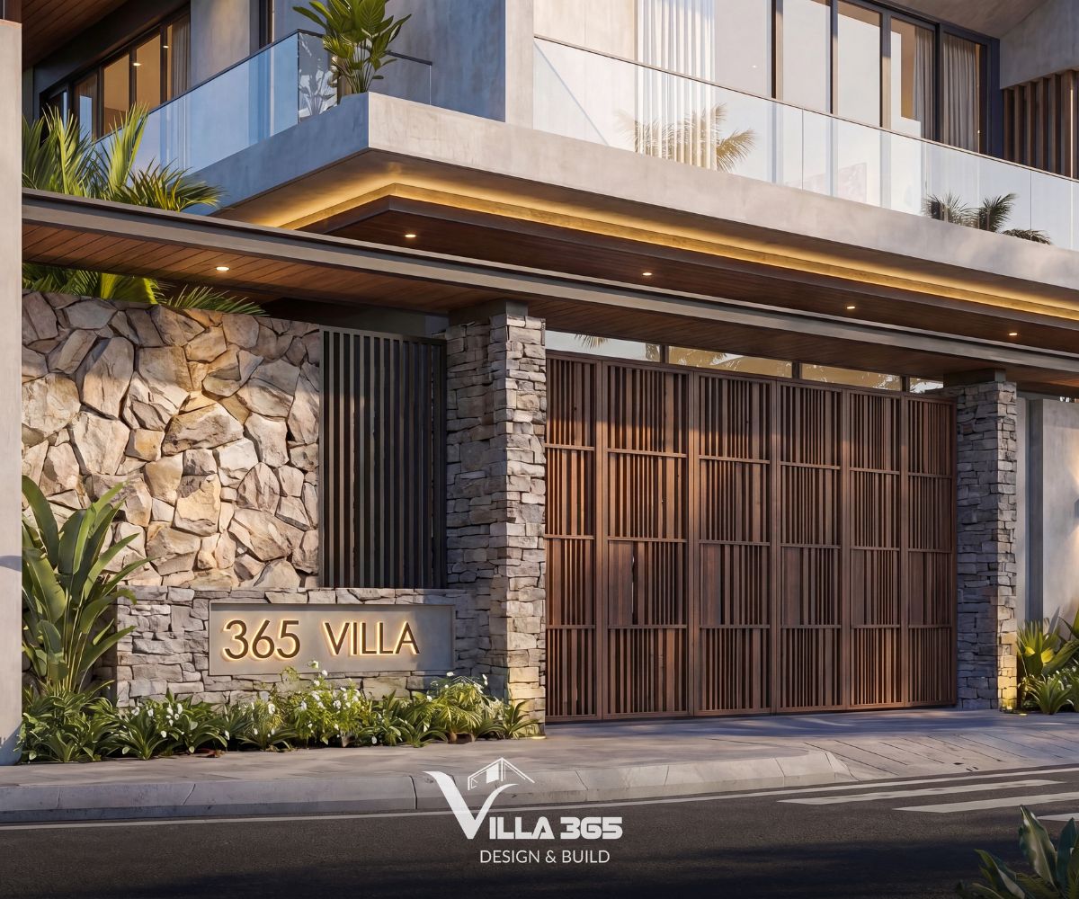 Sự kết hợp giữa mảng tường ốp đá tự nhiên gồ ghề tông xám vàng và các cột trụ đá vuông vức vững chãi đem lại diện mạo gần gũi, thô mộc cho ngôi nhà