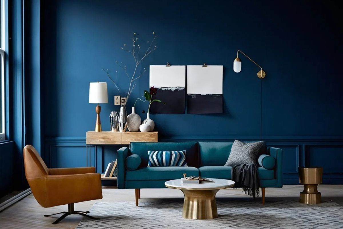 Bí quyết bố trí phong thủy phòng khách hút tài lộc cho gia chủ 2026 13 Sofa nỉ màu xanh navy nổi bật giữa không gian nền trắng xám, lựa chọn lý tưởng cho người mệnh Thủy. ( Ảnh: Sưu tầm )
