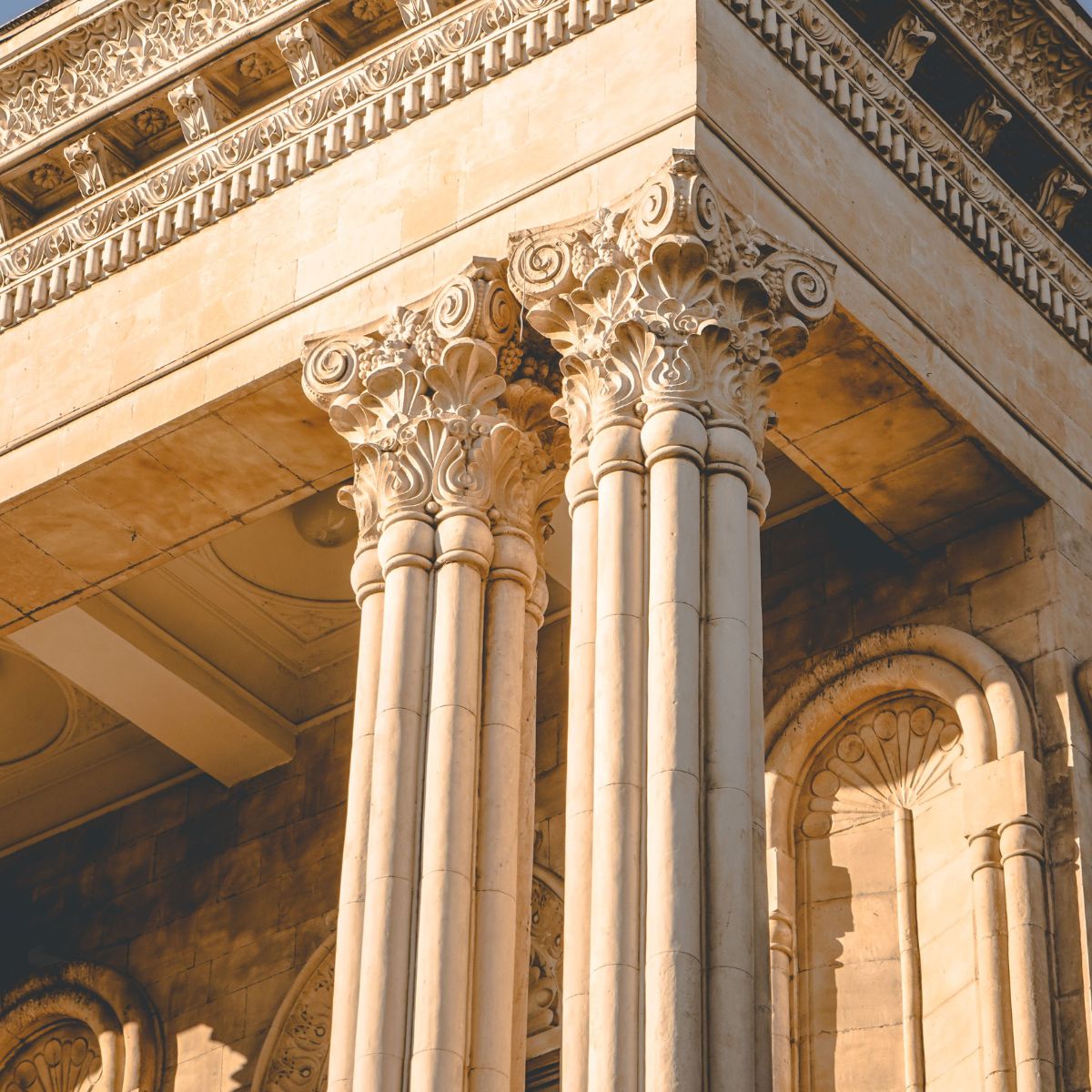 Mẫu biệt thự 2 tầng châu Âu sang trọng & xu hướng 2026 3 Hệ cột Ionic, Corinthian và Tuscan là điểm nhấn quan trọng làm nên vẻ uy nghi cho nhà biệt thự 2 tầng kiểu châu Âu (Ảnh: Sưu tầm)