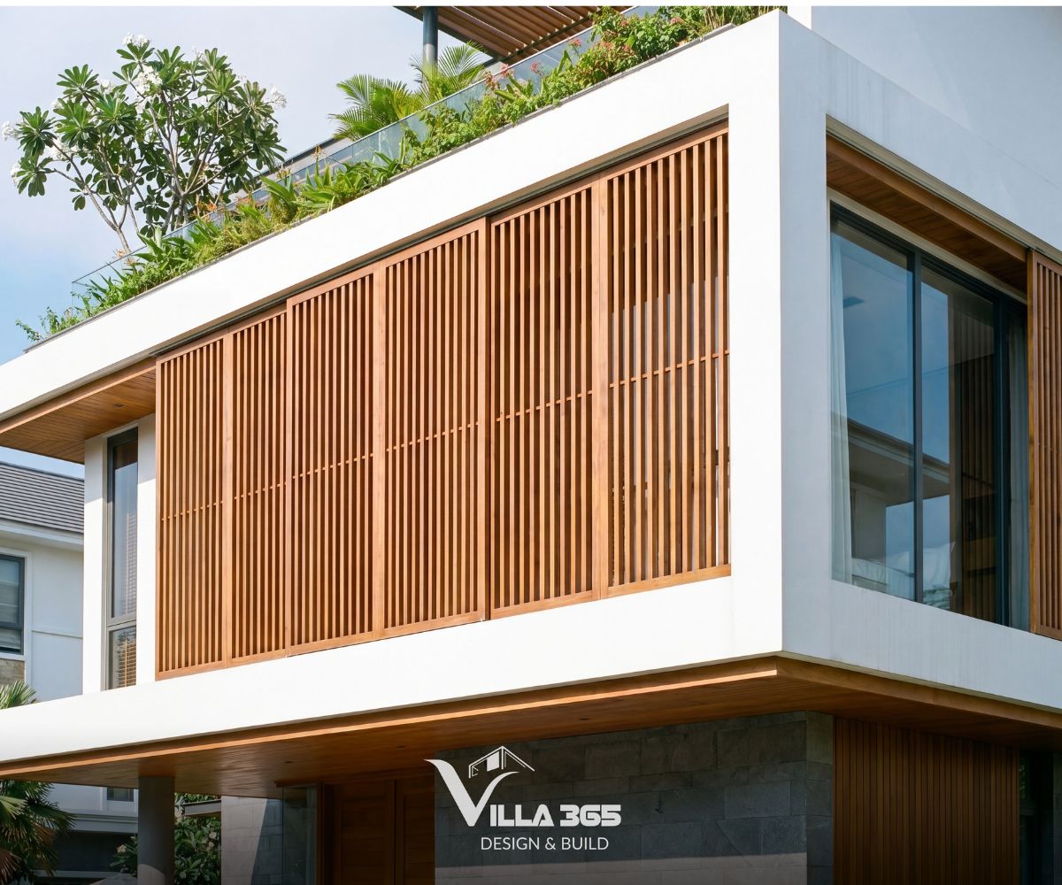 Phong Vy Villa – Đóng – mở hài hòa trong ngôn ngữ hình khối đương đại 4 Hệ lam gỗ tầng 2 và tầng 3 đóng vai trò như lớp lọc nắng, giảm bức xạ nhiệt nhưng vẫn cho ánh sáng và gió trời xuyên qua