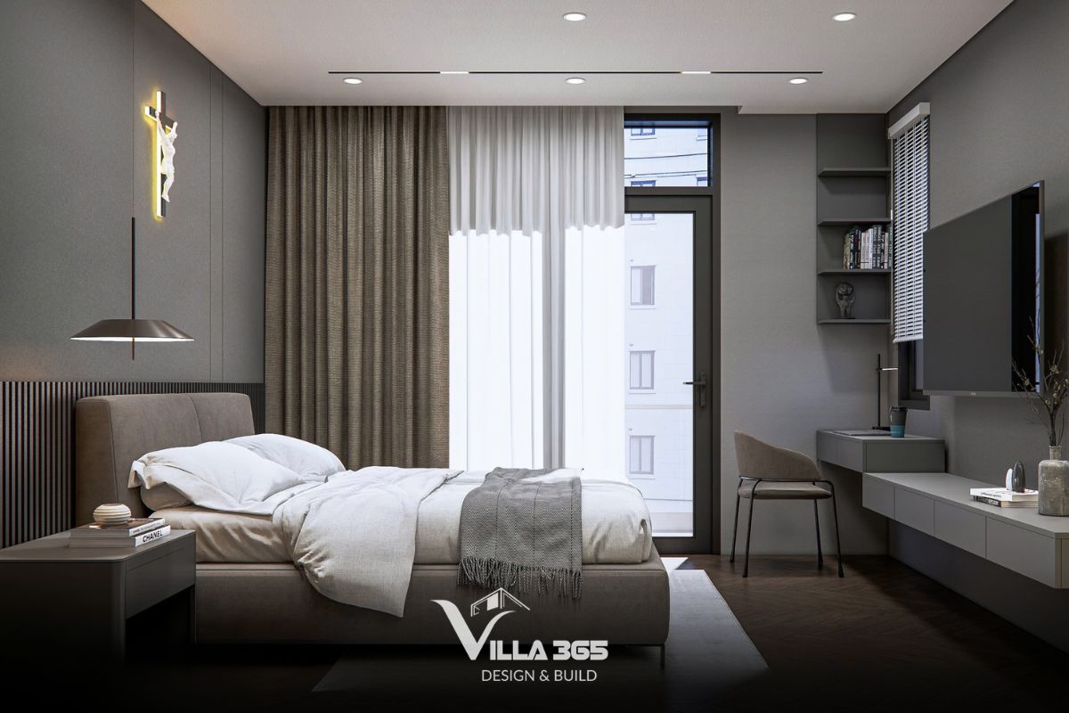 Bàn làm việc được đặt khéo léo cạnh cửa sổ, đi kèm hệ kệ mở phía trên để sách và một chiếc ghế tựa bọc nỉ 