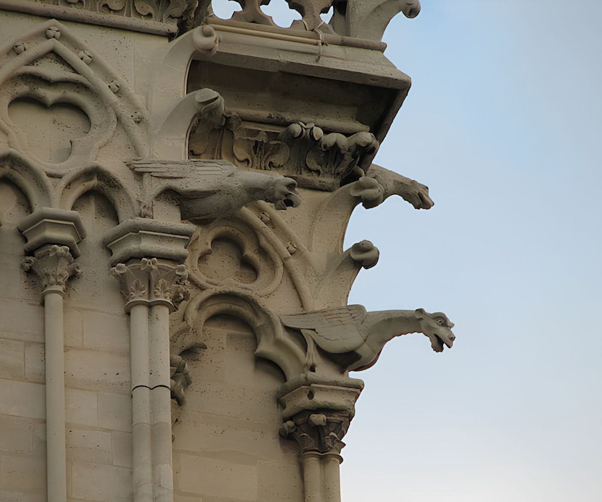 Gargoyle vừa là chi tiết trang trí vừa hỗ trợ thoát nước cho nhiều công trình kiến trúc Gothic  (Ảnh: Sưu tầm) 