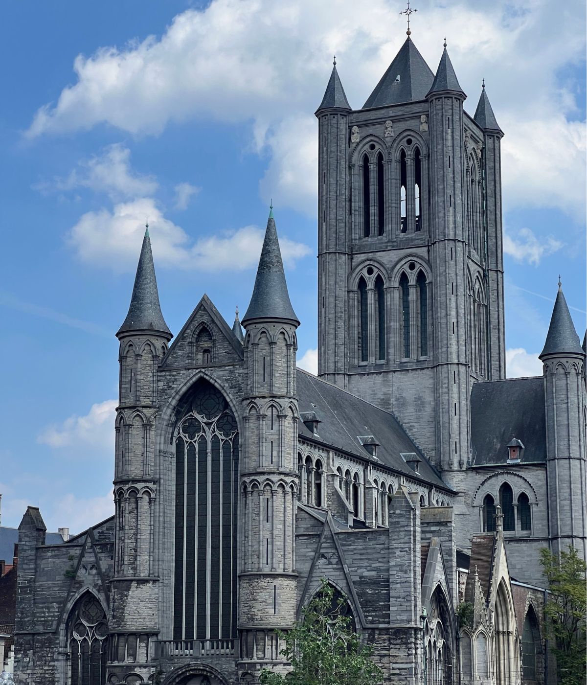 Kiến trúc Gothic và Romanesque khác biệt rõ rệt về hệ chịu lực và khả năng đưa ánh sáng vào công trình  (Ảnh: Sưu tầm) 