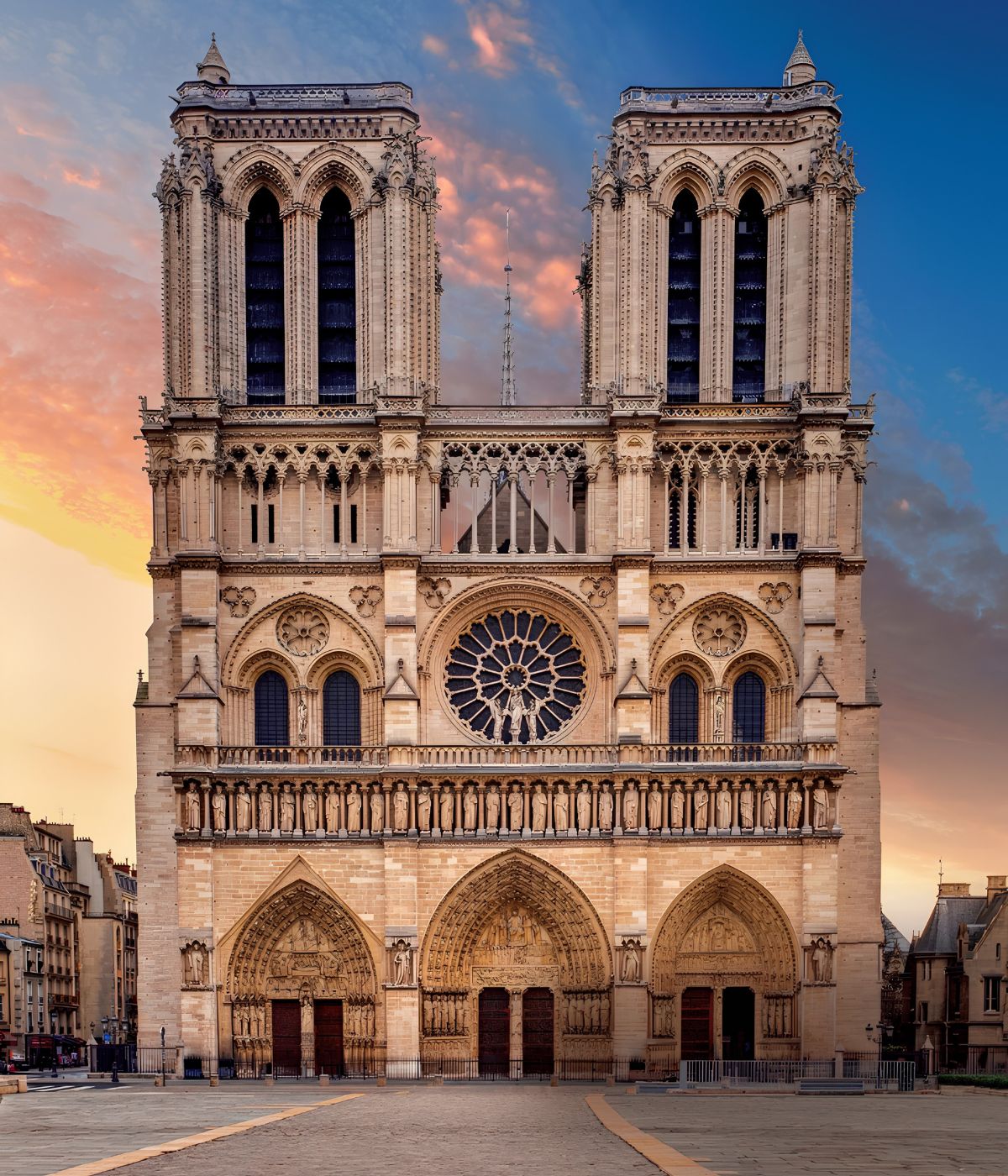 Vòm nhọn, cửa sổ hoa hồng và cuốn bay tạo nên diện mạo đặc trưng của Notre-Dame de Paris  (Ảnh: Sưu tầm) 