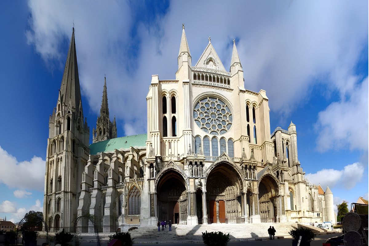 Nhà thờ Chartres nổi bật với nghệ thuật kính màu và kết cấu kiến trúc Gothic hoàn thiện  (Ảnh: Sưu tầm) 