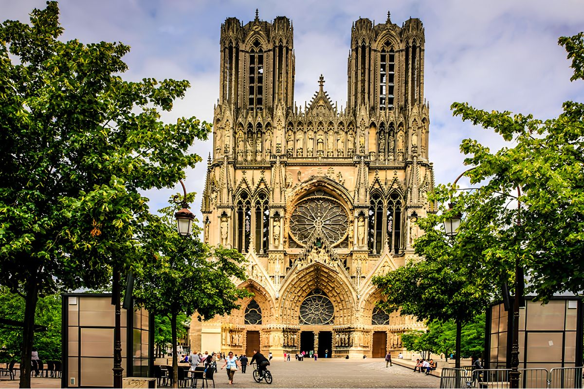 Nhà thờ Đức Bà Reims là đại diện tiêu biểu cho kiến trúc Gothic Pháp thời kỳ phát triển cao  (Ảnh: Sưu tầm) 