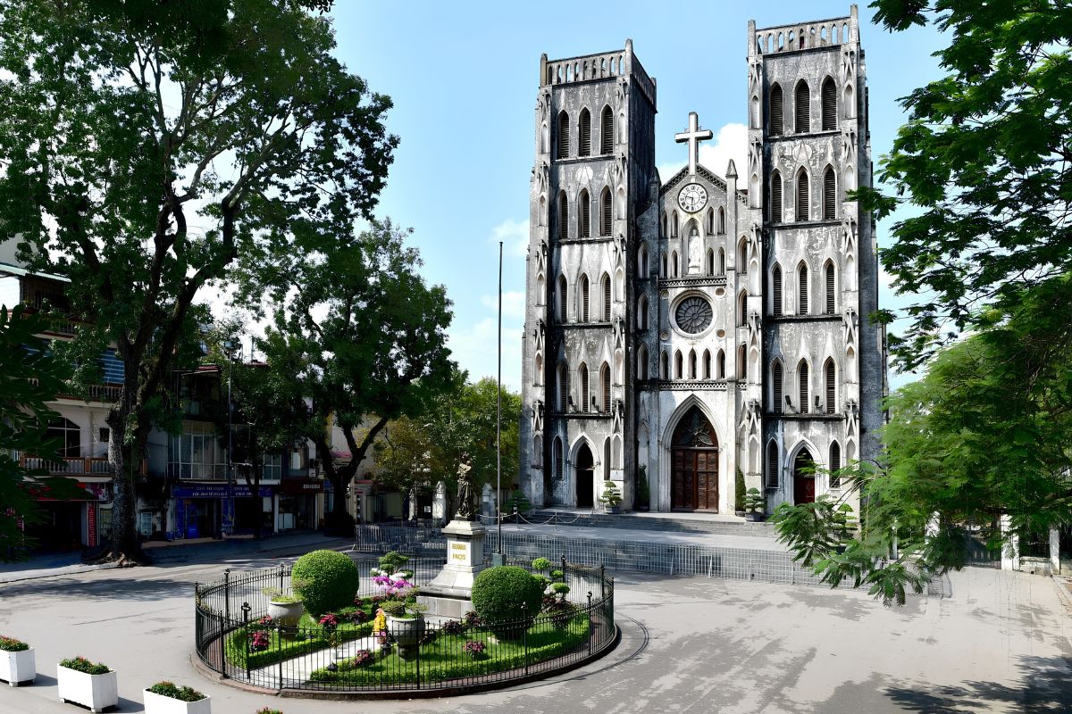 Nhà thờ Lớn Hà Nội mang nhiều dấu ấn của phong cách kiến trúc Gothic châu Âu  (Ảnh: Sưu tầm) 