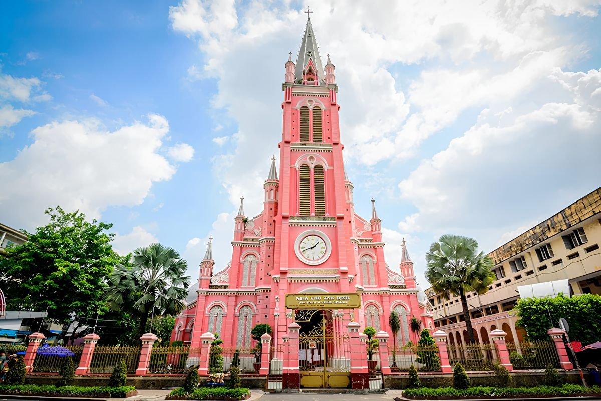 Nhà thờ Tân Định thể hiện sự giao thoa giữa ảnh hưởng Gothic và kiến trúc châu Âu  (Ảnh: Sưu tầm) 