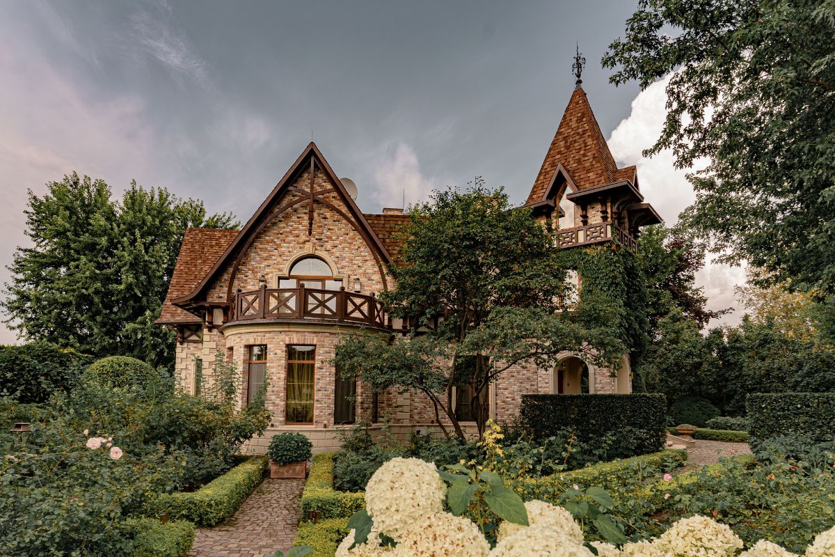 Nhà phong cách Gothic cần cân bằng giữa chi tiết trang trí, tỷ lệ kiến trúc và công năng  (Ảnh: Sưu tầm) 