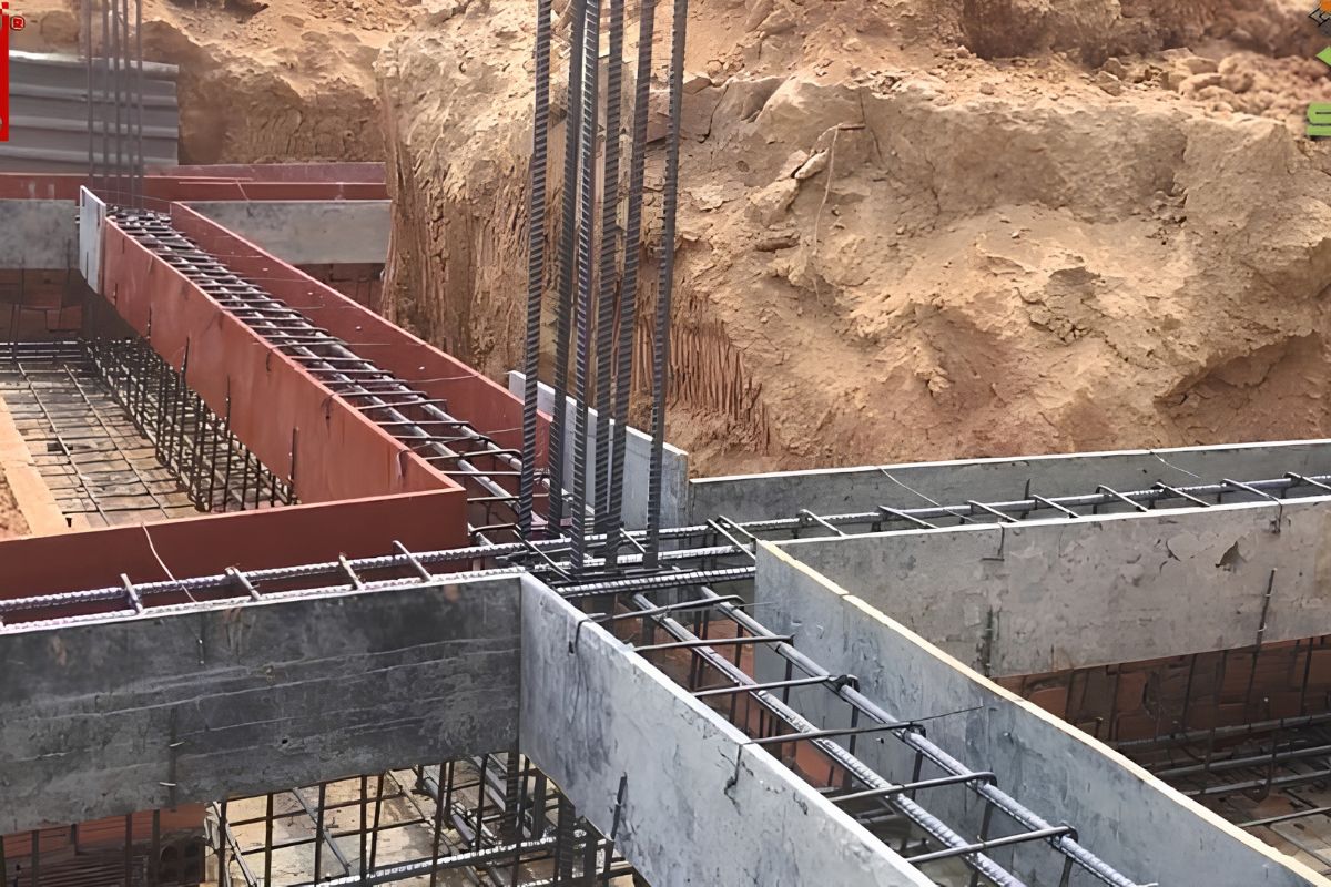 Móng Băng Là Gì? Cấu Tạo, Bố Trí Thép & Quy Trình Thi Công Chuẩn Kỹ Thuật 12 Với nền bùn yếu, móng băng chỉ nên được sử dụng sau khi có giải pháp xử lý nền phù hợp hoặc tính toán lại hệ móng (Ảnh: Sưu tầm)