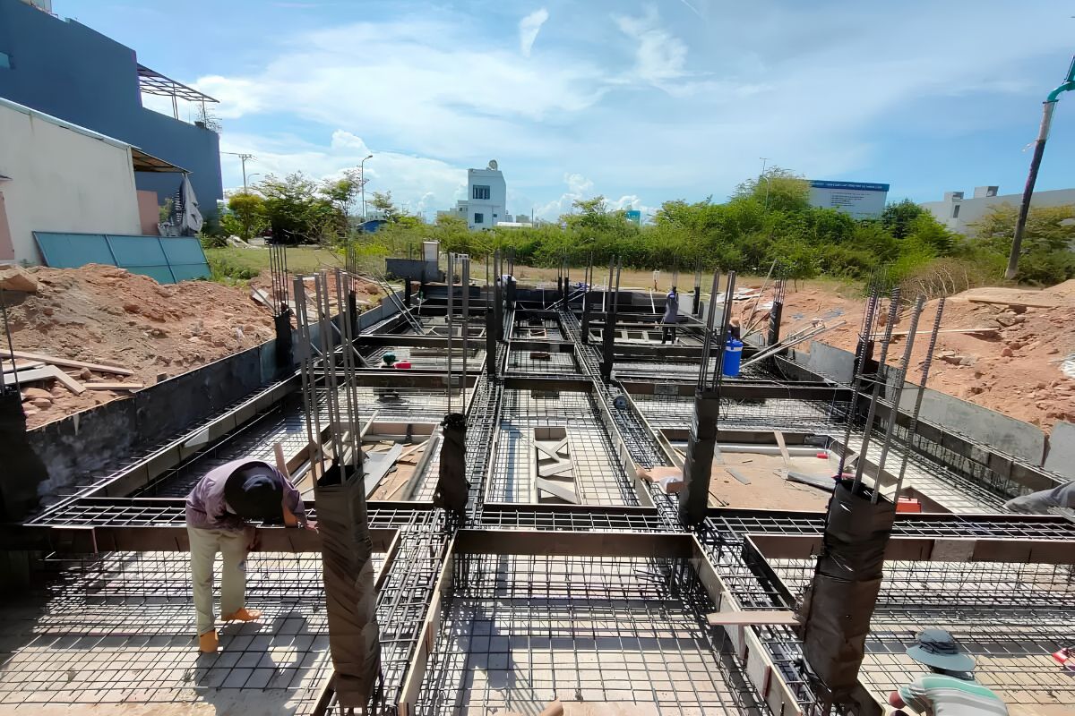 Móng Bè Là Gì? Cấu Tạo, Quy Trình Thi Công & Tiêu Chuẩn Thép Chuẩn Kỹ Thuật 4 So sánh móng bè và móng băng, móng cọc, móng đơn giúp lựa chọn giải pháp phù hợp với nền đất, tải trọng và ngân sách (Ảnh: Sưu tầm)