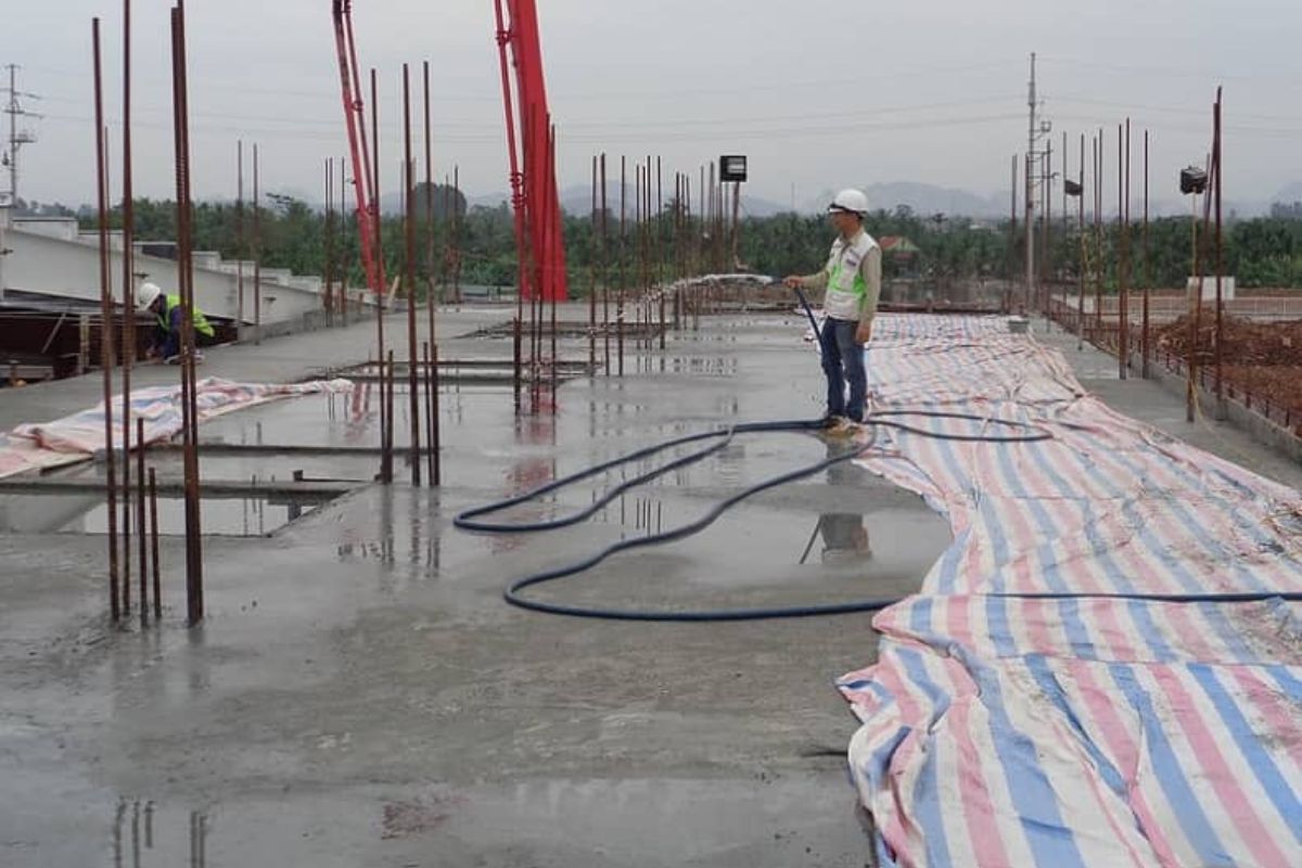 Móng Bè Là Gì? Cấu Tạo, Quy Trình Thi Công & Tiêu Chuẩn Thép Chuẩn Kỹ Thuật 8 Bảo dưỡng và chống thấm đúng cách góp phần hạn chế nứt, thấm nước và nâng cao độ bền của móng bè nhà phố, biệt thự (Ảnh: Sưu tầm)
