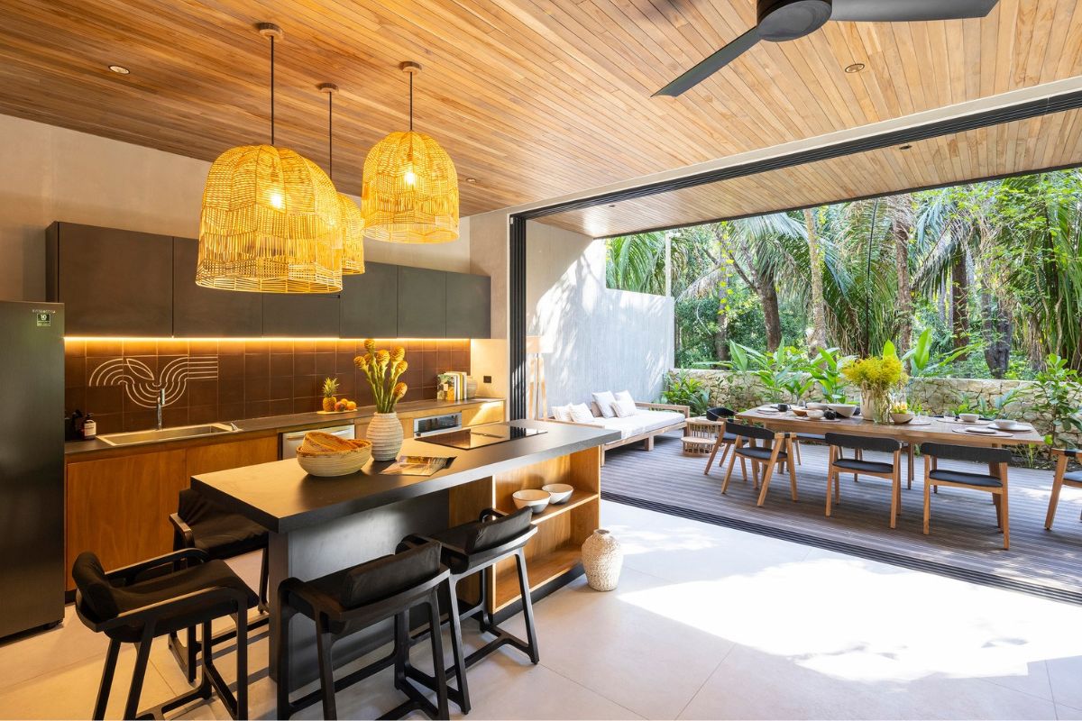 Thiết kế bếp mở liền phòng ăn giúp căn bếp trở thành một phần của trải nghiệm nghỉ dưỡng giữa thiên nhiên  (Ảnh: Sưu tầm)