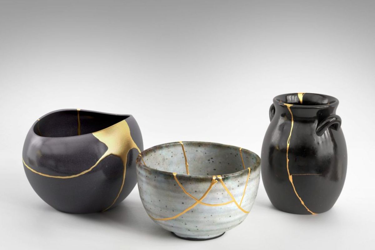 Trong nội thất Wabi Sabi, màu gỗ biến đổi hay dấu vết trên đồ thủ công được xem như câu chuyện của thời gian (Ảnh: Sưu tầm)