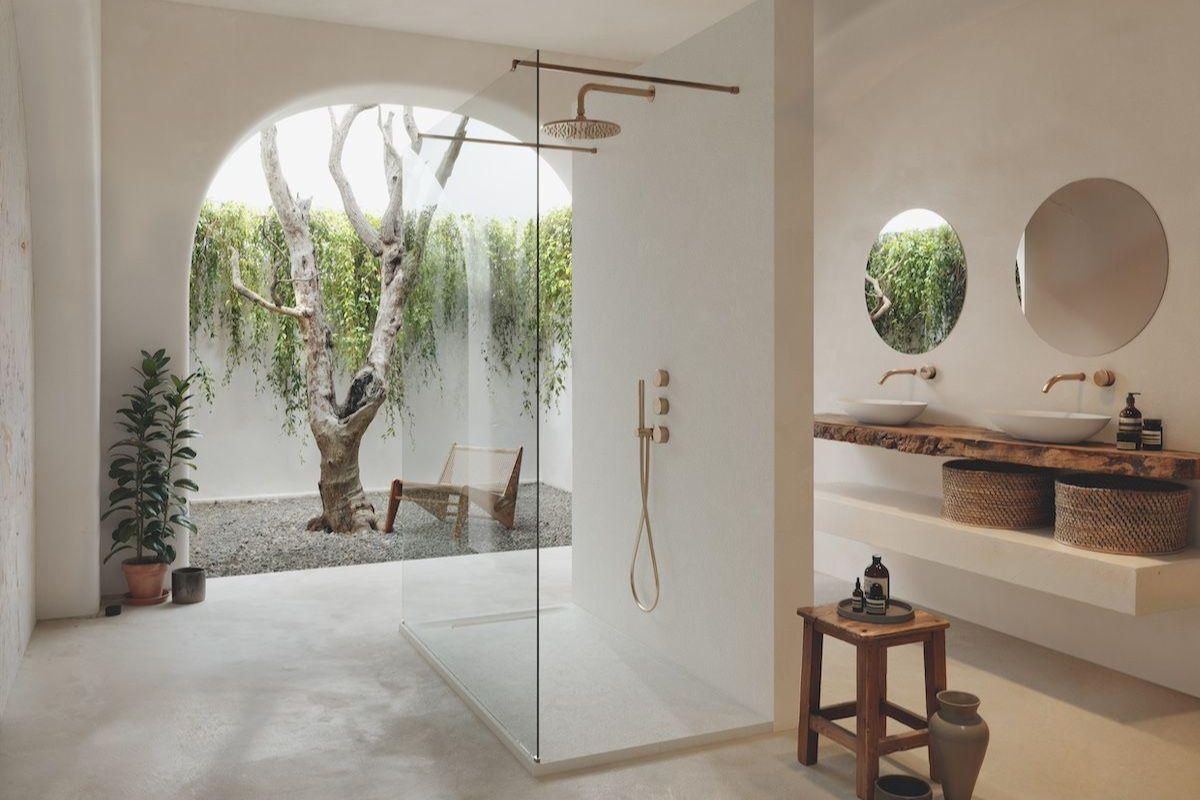 Sân trong, cây xanh và đá sỏi giúp phòng tắm Wabi Sabi hình thành một không gian thiền gần gũi với thiên nhiên (Ảnh: Sưu tầm)