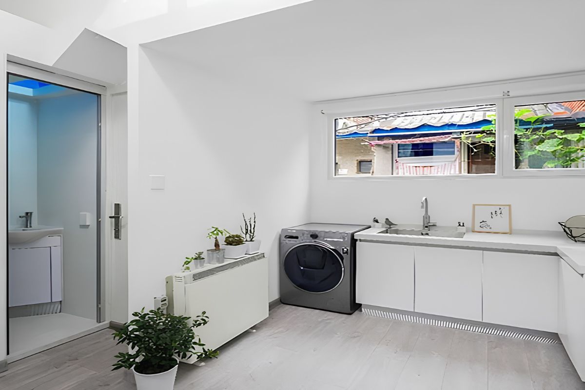 WC đối diện bếp nên được xử lý bằng cửa lệch trục, khoảng chuyển tiếp và hệ thống thông gió để hạn chế mùi (Ảnh: Sưu tầm)