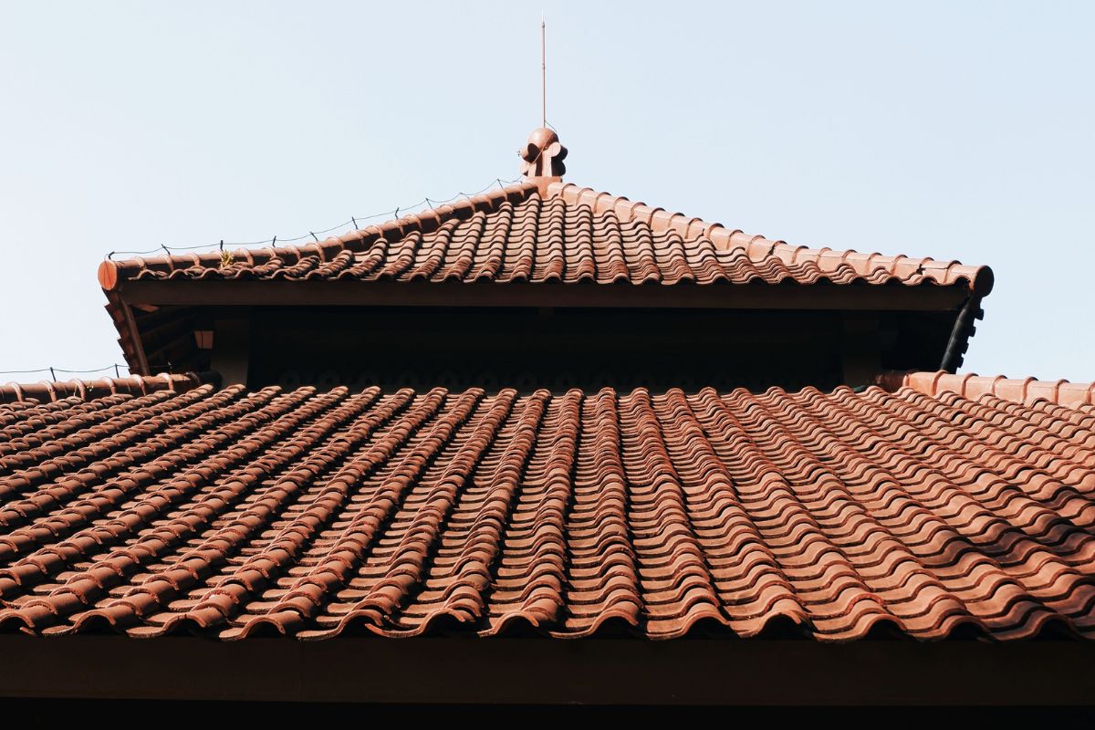 Độ Dốc Mái Ngói Tiêu Chuẩn Là Bao Nhiêu? Công Thức Tính & Bảng Tra Chuẩn Kỹ Thuật 1 Độ dốc mái ngói cần được tính toán phù hợp để bảo đảm khả năng thoát nước, hạn chế thấm dột và tạo tỷ lệ kiến trúc cân đối cho công trình (Ảnh: Sưu tầm)