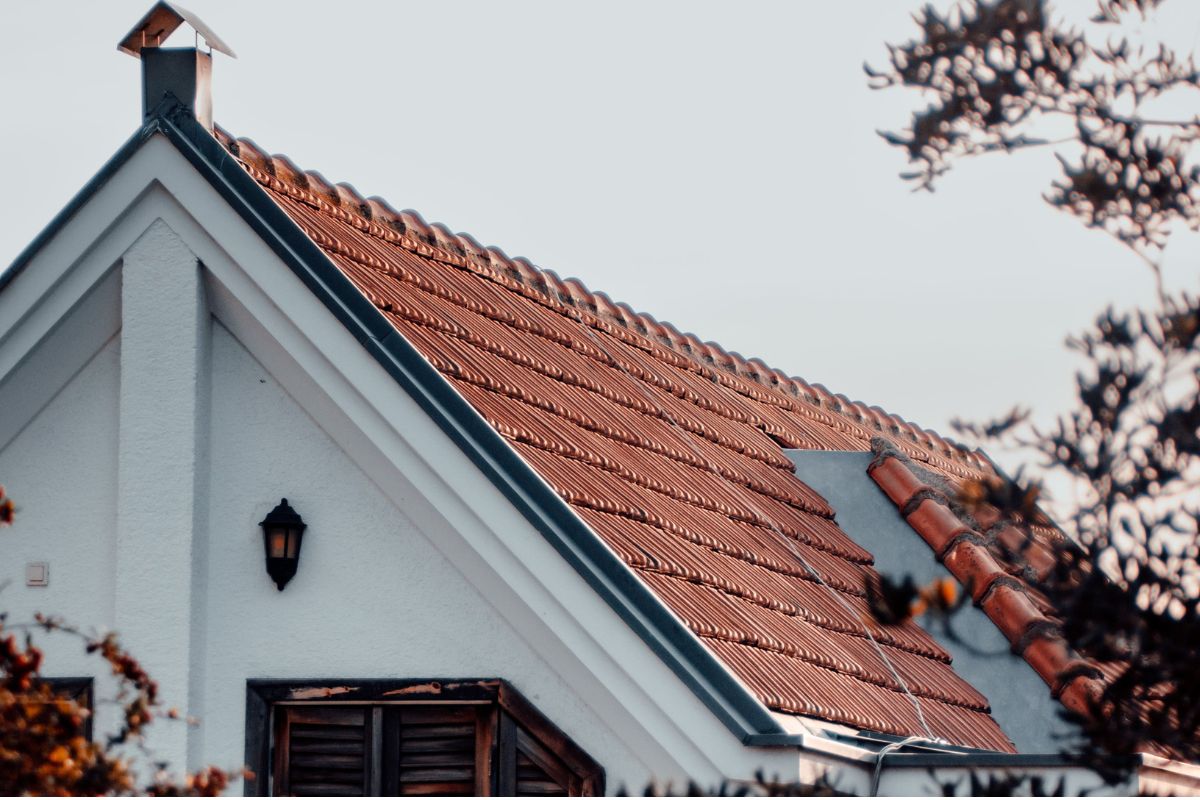 Độ Dốc Mái Ngói Tiêu Chuẩn Là Bao Nhiêu? Công Thức Tính & Bảng Tra Chuẩn Kỹ Thuật 7 Lựa chọn đúng độ dốc mái ngói ngay từ giai đoạn thiết kế giúp công trình đạt được sự cân bằng giữa thẩm mỹ, độ bền và hiệu quả thoát nước lâu dài (Ảnh: Sưu tầm)