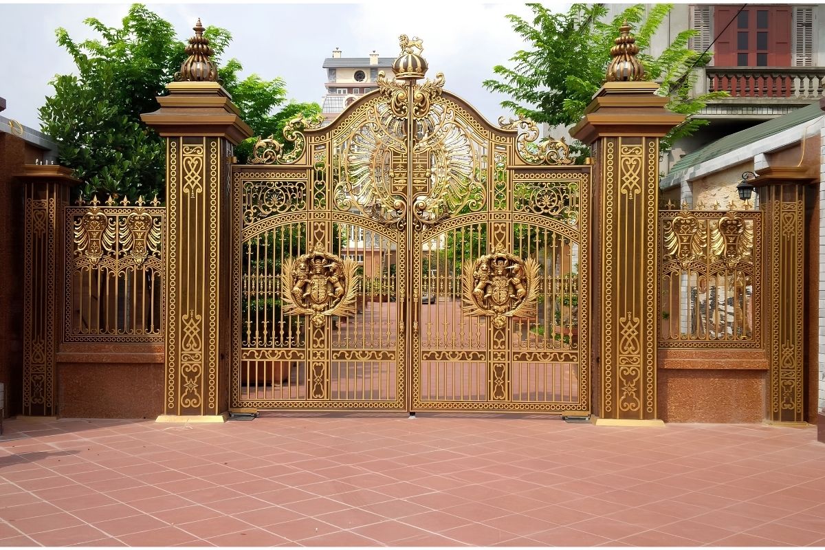 50+ Mẫu Cổng Biệt Thự Đẹp Sang Trọng 2026 2 Cổng nhôm đúc biệt thự tạo vẻ bề thế, phù hợp với kiến trúc cổ điển và tân cổ điển (Ảnh: Sưu tầm)