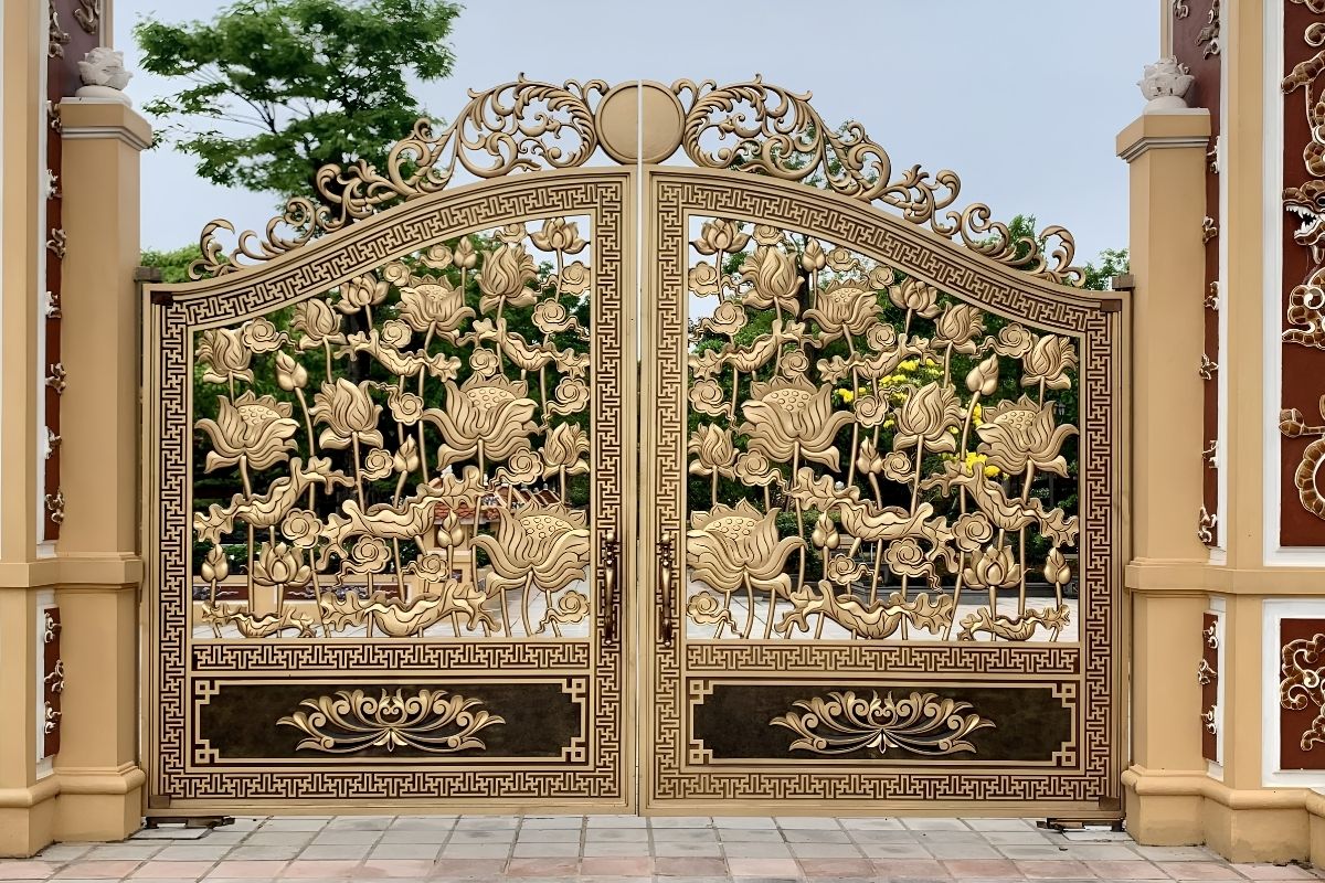 50+ Mẫu Cổng Biệt Thự Đẹp Sang Trọng 2026 4 Mẫu cổng biệt thự sang trọng với gam đen – vàng đồng tạo điểm nhấn quyền quý cho mặt tiền (Ảnh: Sưu tầm)