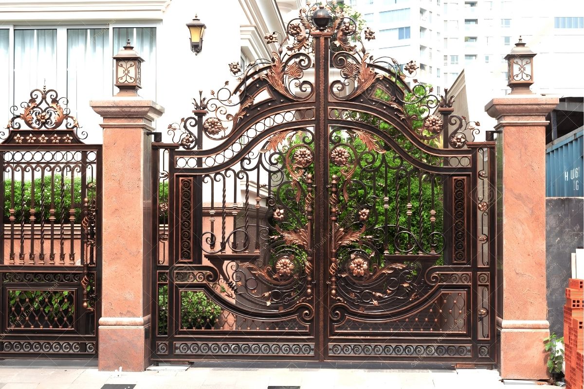 50+ Mẫu Cổng Biệt Thự Đẹp Sang Trọng 2026 8 Hoa văn thủ công tạo nên vẻ tinh xảo đặc trưng cho mẫu cổng biệt thự đẹp bằng sắt nghệ thuật (Ảnh: Sưu tầm)