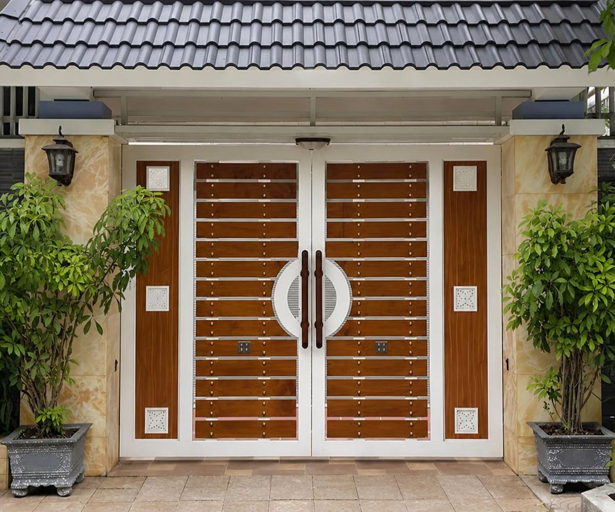 50+ Mẫu Cổng Biệt Thự Đẹp Sang Trọng 2026 12 Cổng gỗ biệt thự mang sắc thái ấm áp, đặc biệt phù hợp với biệt thự sân vườn và nhà nghỉ dưỡng (Ảnh: Sưu tầm)