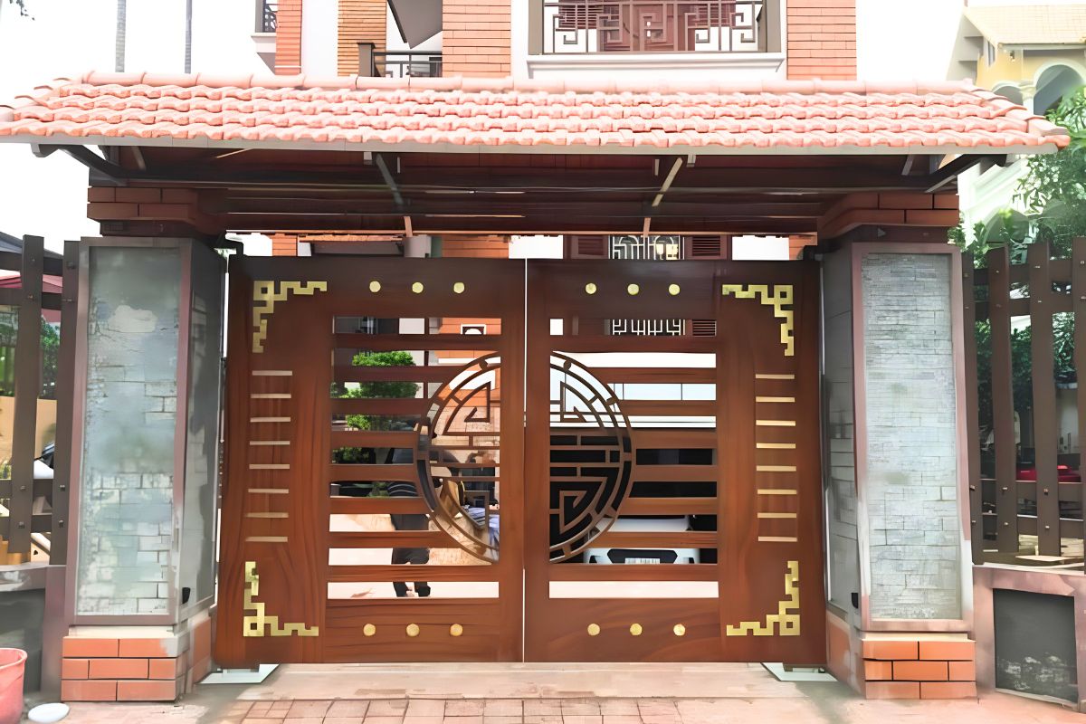 50+ Mẫu Cổng Biệt Thự Đẹp Sang Trọng 2026 13 Mẫu cổng biệt thự đẹp kết hợp gỗ tự nhiên và khung kim loại tạo vẻ mộc mạc nhưng sang trọng (Ảnh: Sưu tầm)