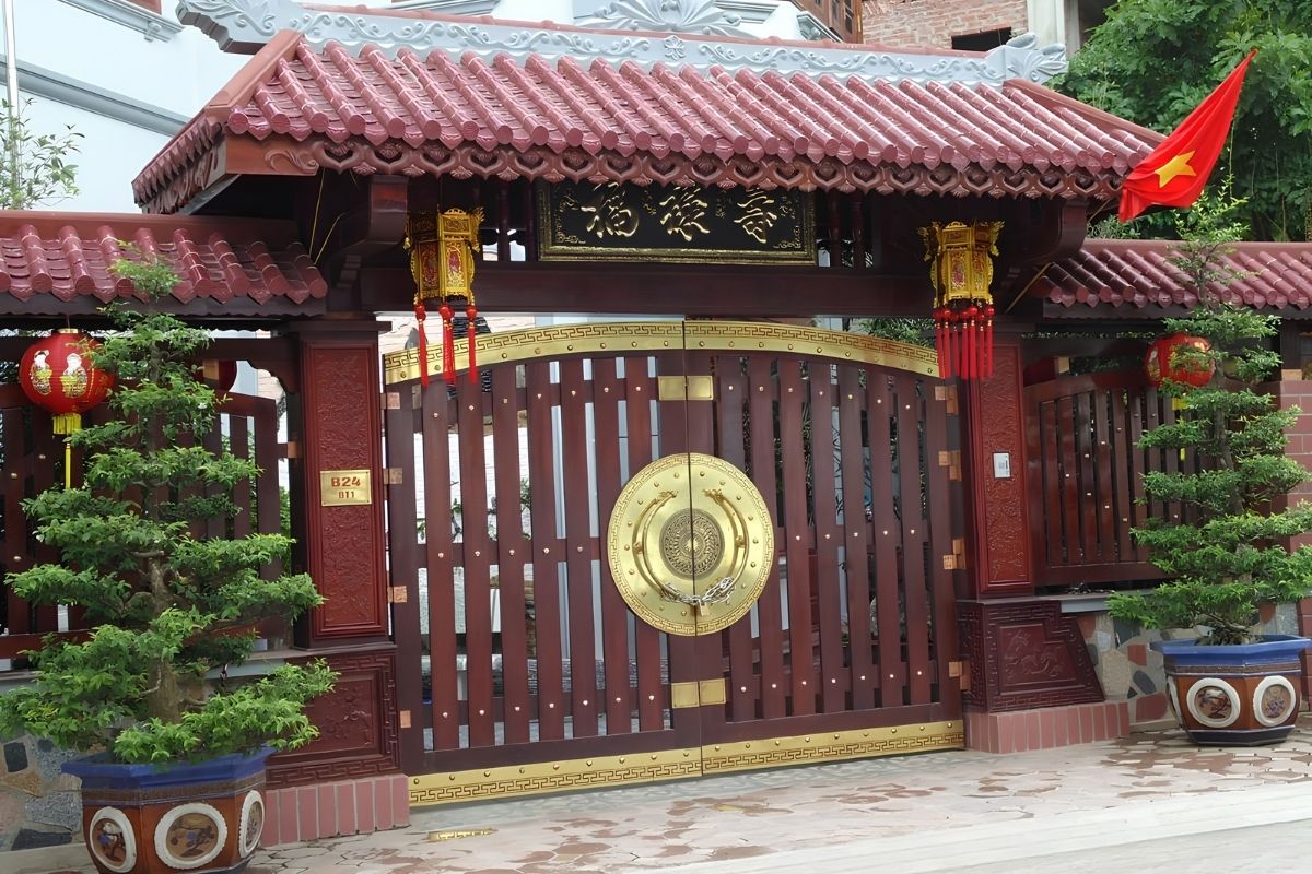 50+ Mẫu Cổng Biệt Thự Đẹp Sang Trọng 2026 16 Mẫu cổng biệt thự hiện đại sử dụng nan gỗ thẳng tạo hình gọn gàng, hài hòa (Ảnh: Sưu tầm)