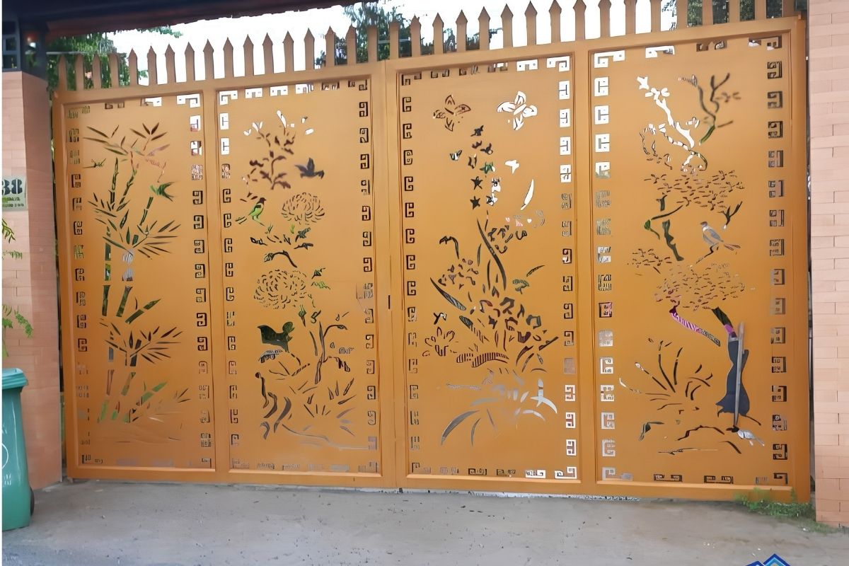 50+ Mẫu Cổng Biệt Thự Đẹp Sang Trọng 2026 19 Mẫu cổng biệt thự hiện đại bằng thép CNC cân bằng giữa mảng đặc, khoảng rỗng và tính riêng tư (Ảnh: Sưu tầm)