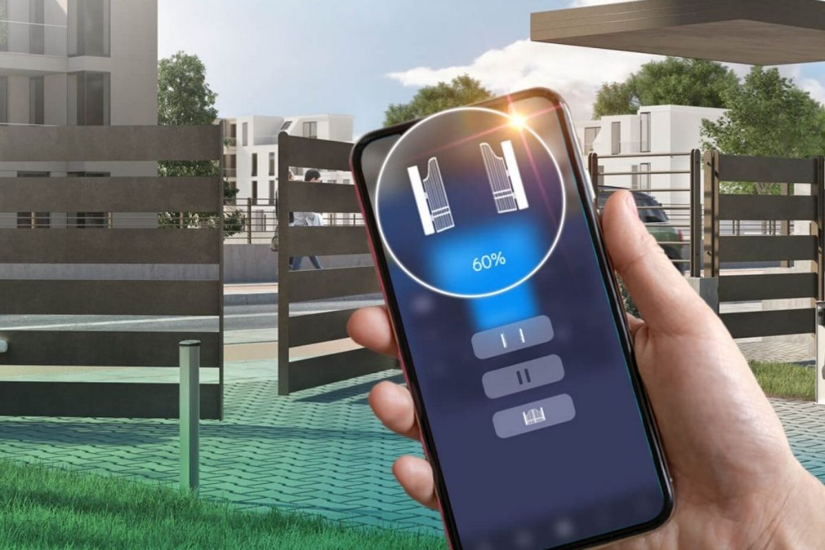 50+ Mẫu Cổng Biệt Thự Đẹp Sang Trọng 2026 39 Cổng biệt thự thông minh có thể kết nối smartphone và hệ smart home để nâng cao tiện nghi sử dụng (Ảnh: Sưu tầm)