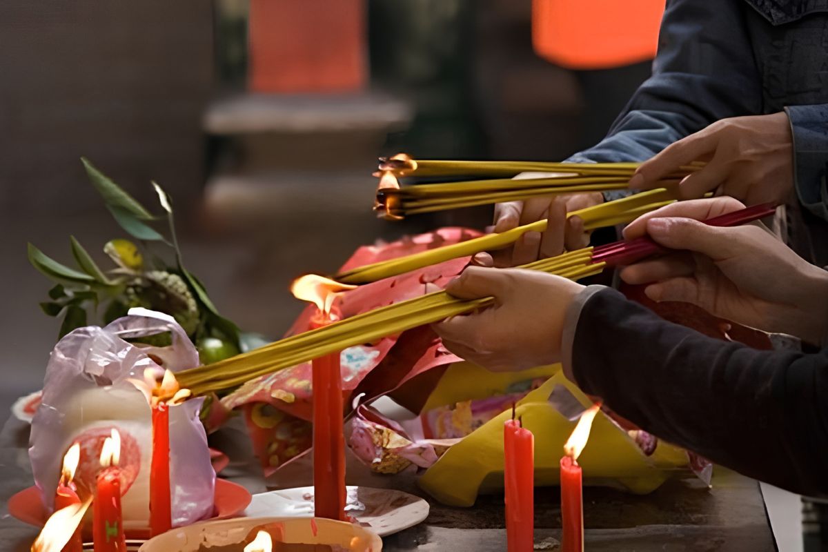 Năm 2026 Tuổi Nào Phạm Thái Tuế? Bảng Tra Cứu & Cách Hóa Giải Chi Tiết 5 Gia chủ có thể tham khảo ngày giờ, phương vị và lễ vật khi thực hiện nghi thức cúng giải hạn Thái Tuế 2026 tại nhà (Ảnh: Sưu tầm)